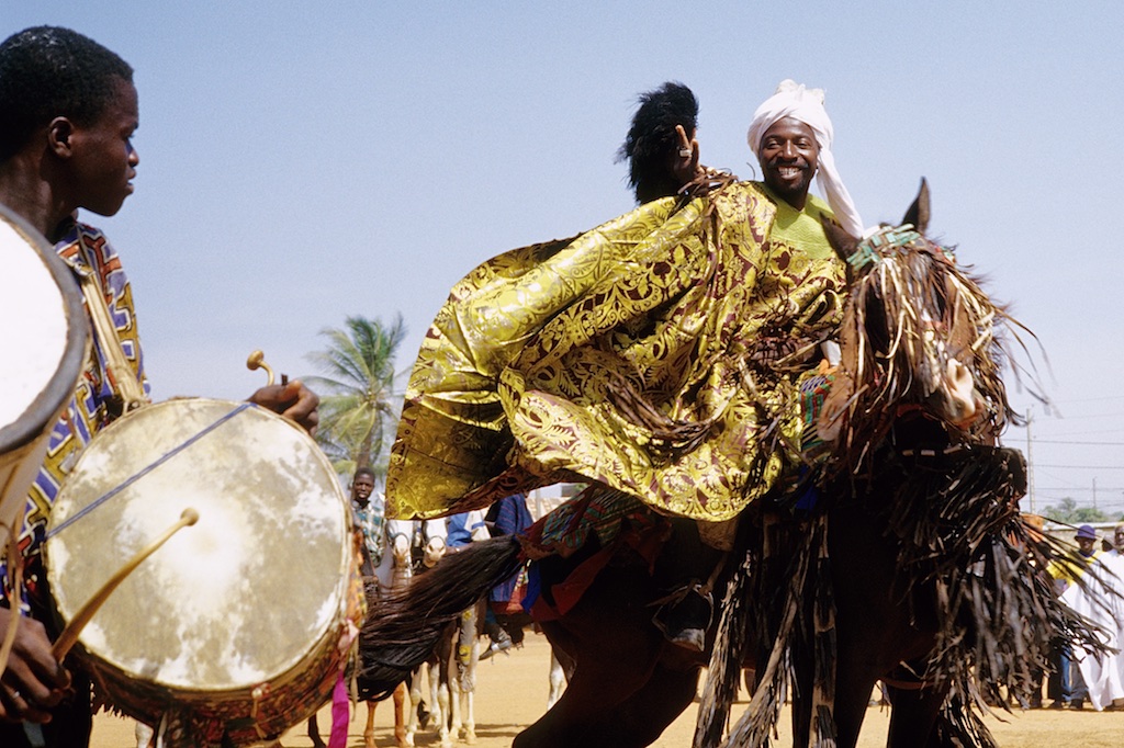 Le prince Moussa Atta de Djougou fait danser son cheval au son des Tams-Tams.